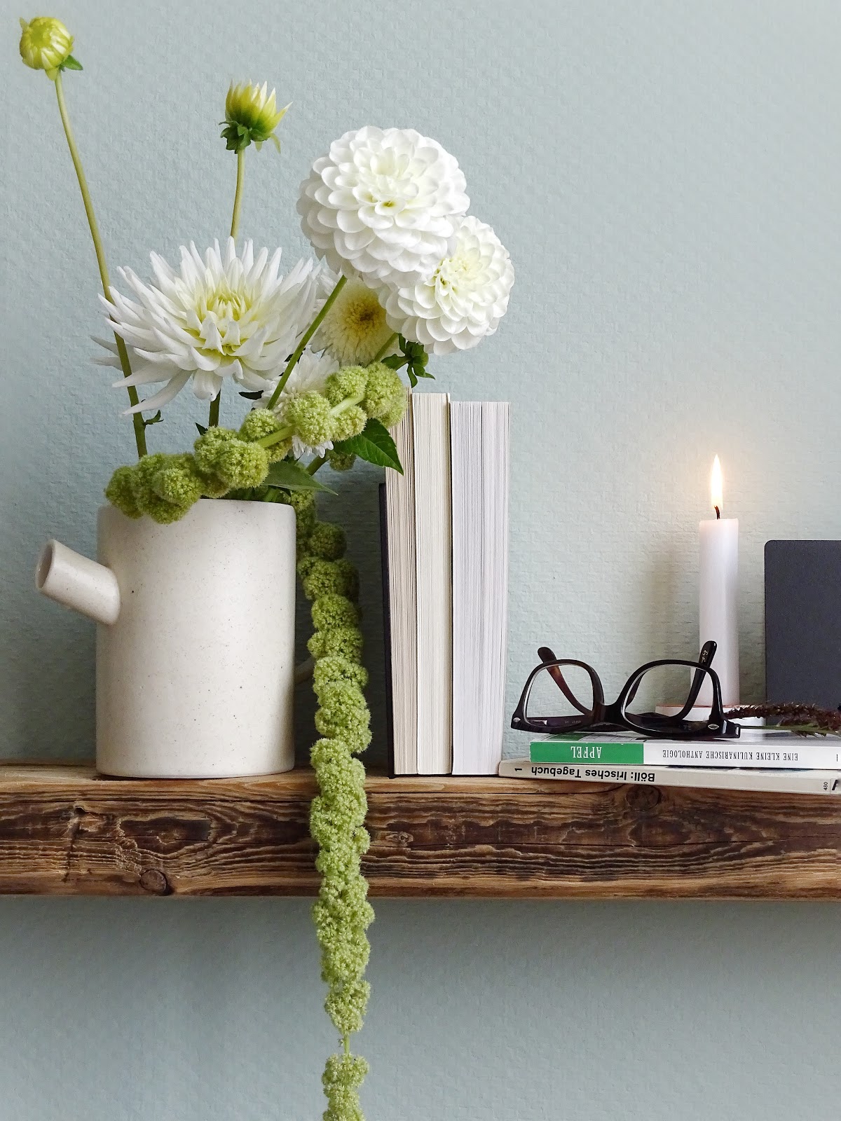 Küchen-Makeover mit neuer Wandfarbe in Mint + Styling-Ideen für Regale + Deko-Ideen mit Dahlien und einem Altholzregal - www.mammilade.blogspot.de Küchen-Makeover mit neuer Wandfarbe in Mint + Styling-Ideen für Regale + Deko-Ideen mit Dahlien und einem Altholzregal - www.mammilade.blogspot.de