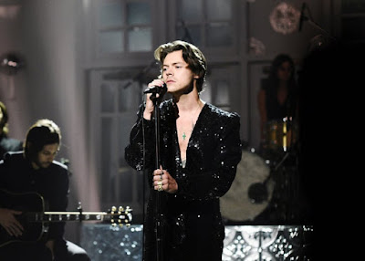 Dig Out Harry Styles As He Deliciously Lights Up Thee Saturday Night Live Stage!