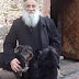 Ο ευαίσθητος ιερέας που φροντίζει τα αδέσποτα ζώα