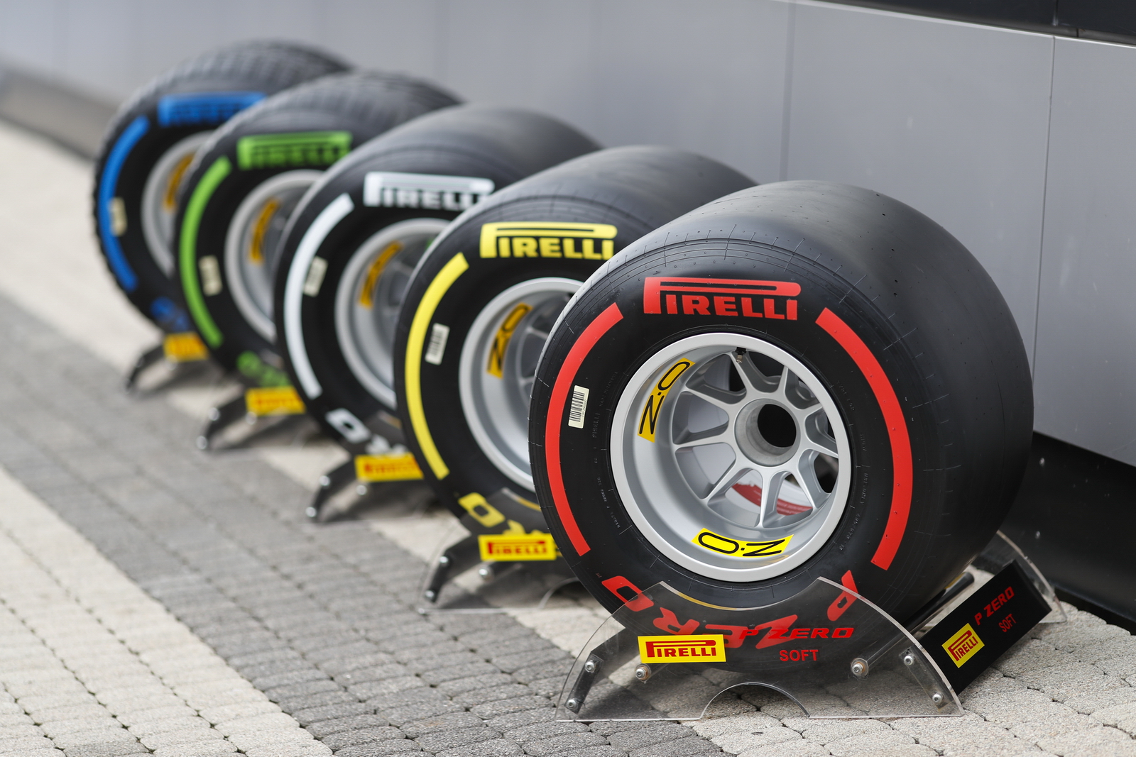 Какие шины мягкие. F1 Pirelli Tyres 2022. Шины Пирелли формула 1. F1 Pirelli Tyres 2011. Колесо ф1 Пирелли.