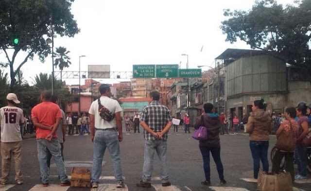 En Catia le reclaman Érika Farías que dejó a los vecinos por fuera como la guayabera En Catia le reclaman Érika Farías que dejó a los vecinos por fuera como la guayabera