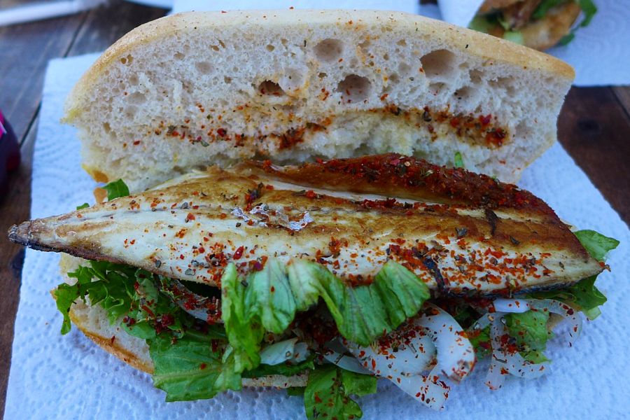 Discettazioni Erranti Balik Emek Il Famoso Panino Con Pesce Alla