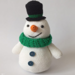 http://www.haakjemee.nl/sonny-the-snowman-crochet-pattern/#more-1937