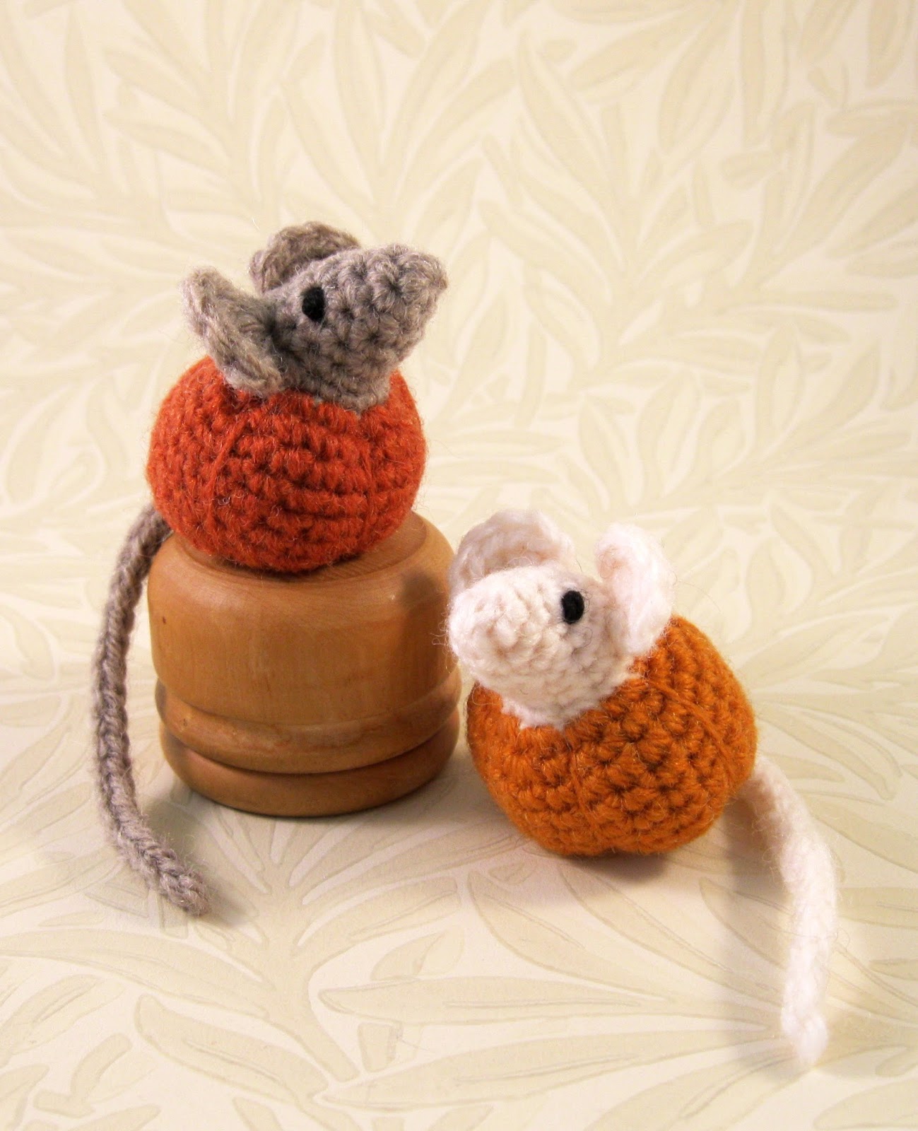 lucyravenscar-crochet-creatures-little-pumpkin-mice-free-amigurumi