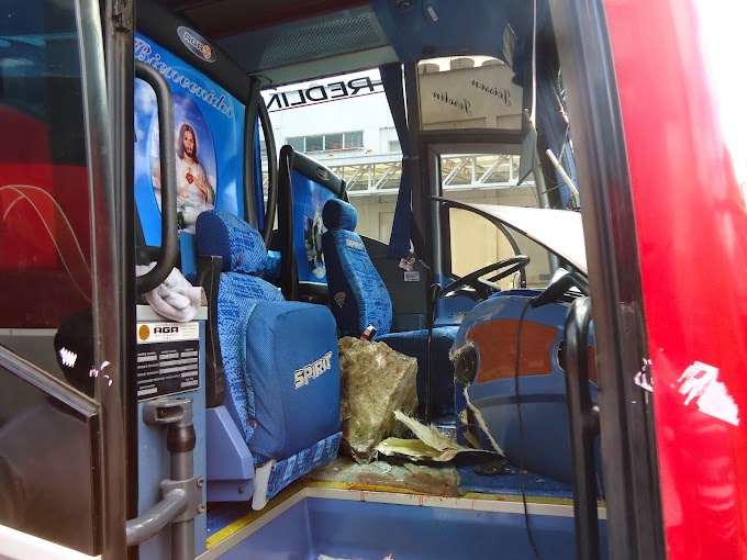 Un herido al caer piedra dentro de un bus