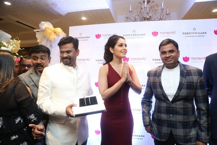 Raashi Khanna launches Forevermark Diamonds at Manepally Jewellers
