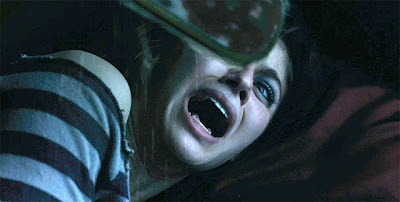 Alexandra Daddario pasándolo mal