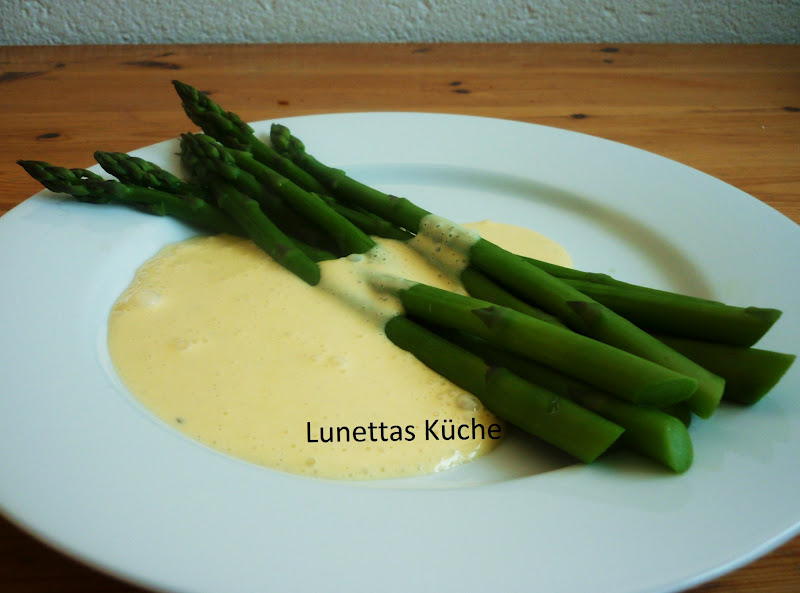 Grüner Spargel mit Sauce Hollandaise Grüner Spargel mit Sauce Hollandaise