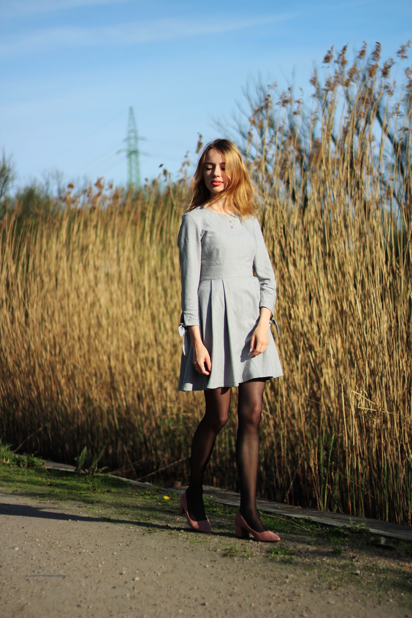 Czółenka na niskim słupku i pudrowy róż - must have na wiosnę i lato 2018