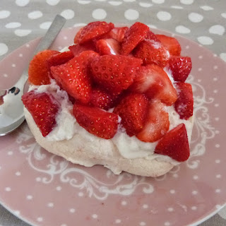 https://danslacuisinedhilary.blogspot.com/2014/04/special-paques-mini-pavlova-la-fraise.html