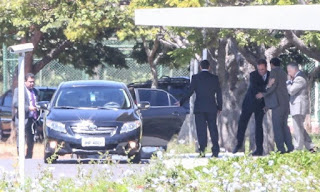 Parlamentares chegam ao Palácio do Jaburu para encontro com o vice-presidente Michel Temer - André Coelho / Agência O Globo / 14-4-2016