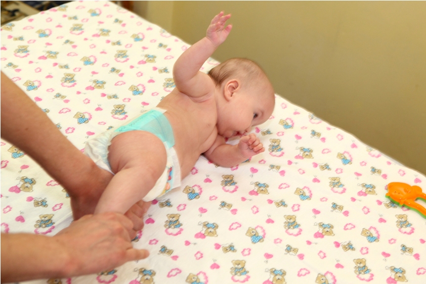 Ребенку 4 месяца сильно. Живот новорожденного ребенка. Учим ребенка переворачиваться на живот.