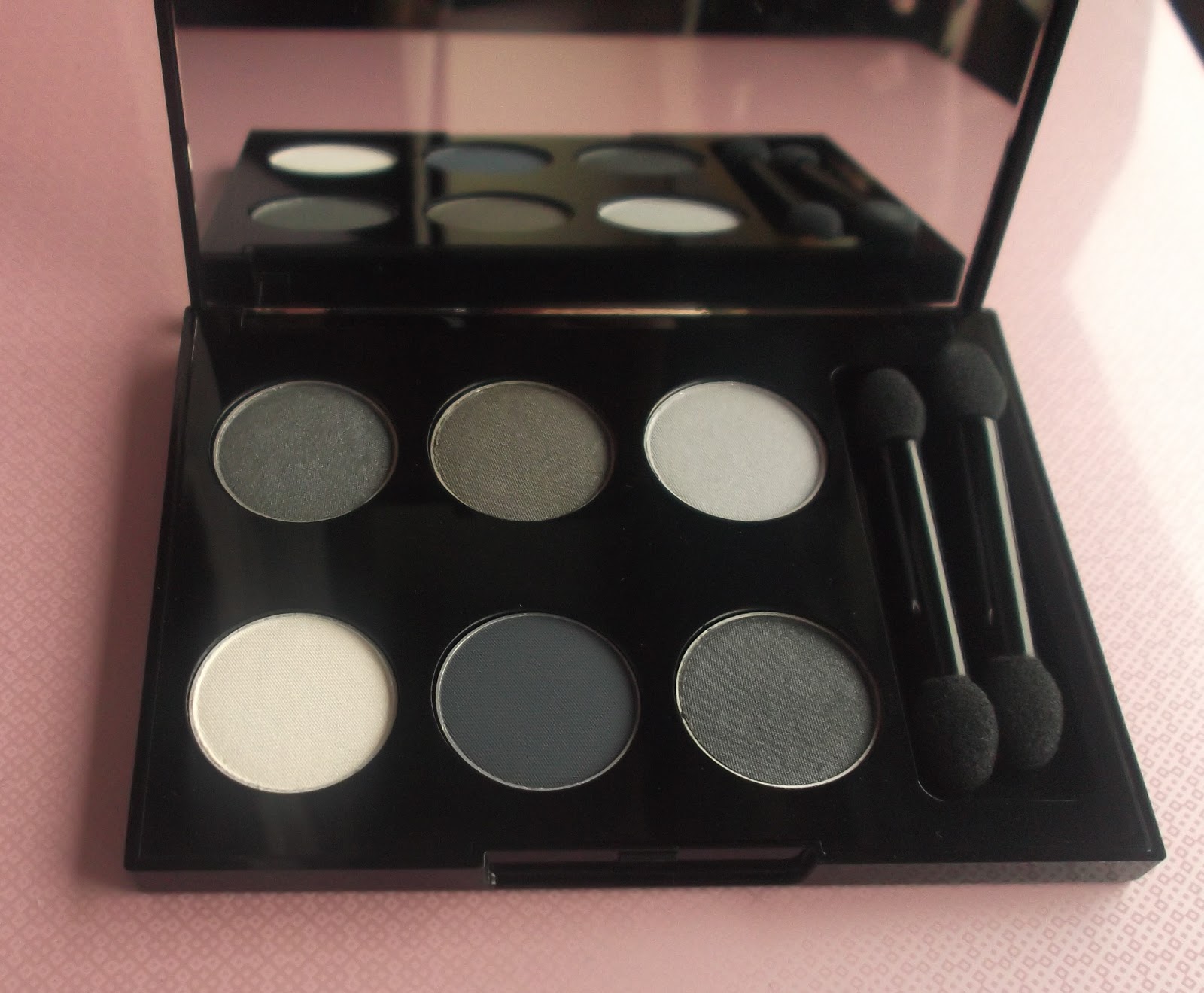 efxo Beauty Fashion Life Avon 6 in 1 Eyeshadow palette 'Blue Moods'