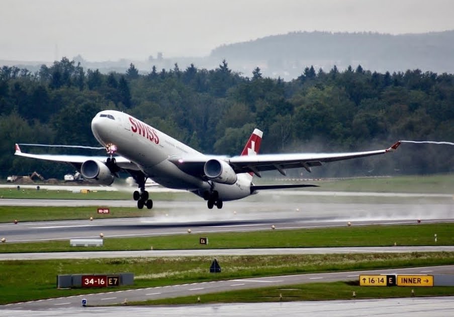 Sicurezza Voli Aerei: si aziona lo scivolo d’emergenza all'aeroporto di Mumbai (India) 