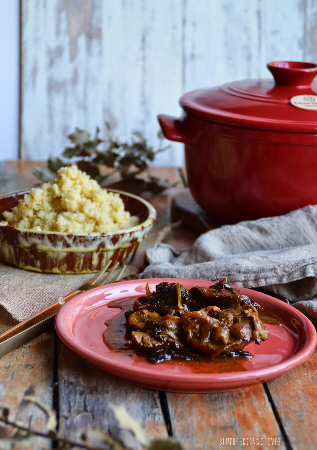 GUISO DE POLLO EN COCOTTE CON CASTAÑAS, CIRUELAS Y ALMENDRAS