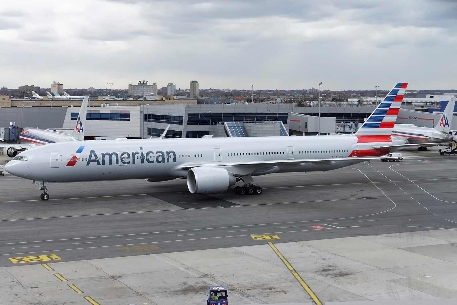 Boeing 777-300ER of American Airlines at Dallas Forth Worth AircraftWallpaper 4008 | Aircraft ...