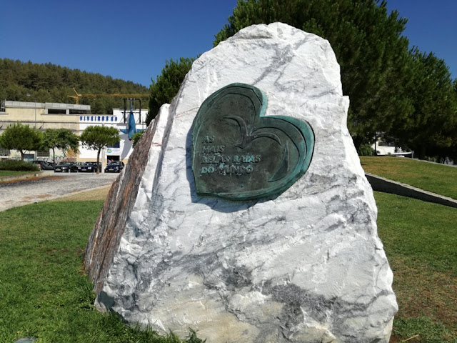 Placa estátua no Jardim da Saúde