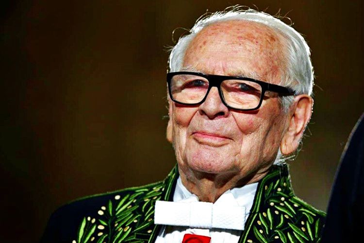 Pierre Cardin daha 14 yaşında teriz kalfası olarak çalışma hayatına ilk adımını atmıştı.