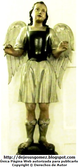Angel Foto de un ángel parado de cuerpo entero tomada por Jesus Gómez