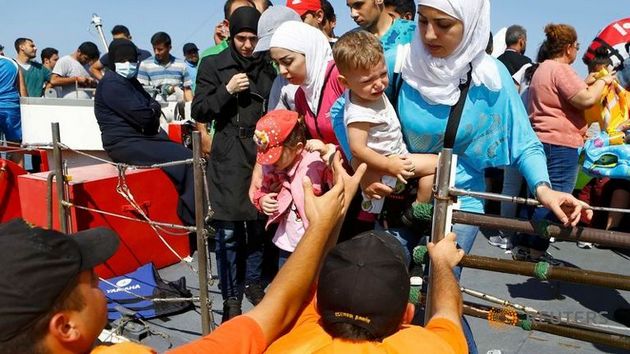 http://4.bp.blogspot.com/-eGH9Xl2H-yg/Vgxvbd9ub5I/AAAAAAABPvk/7Ez4I3hxSEg/s1600/members-of-the-turkish-coat%2Bguard-rescue%2Bsyrian%2Brefugee.jpg