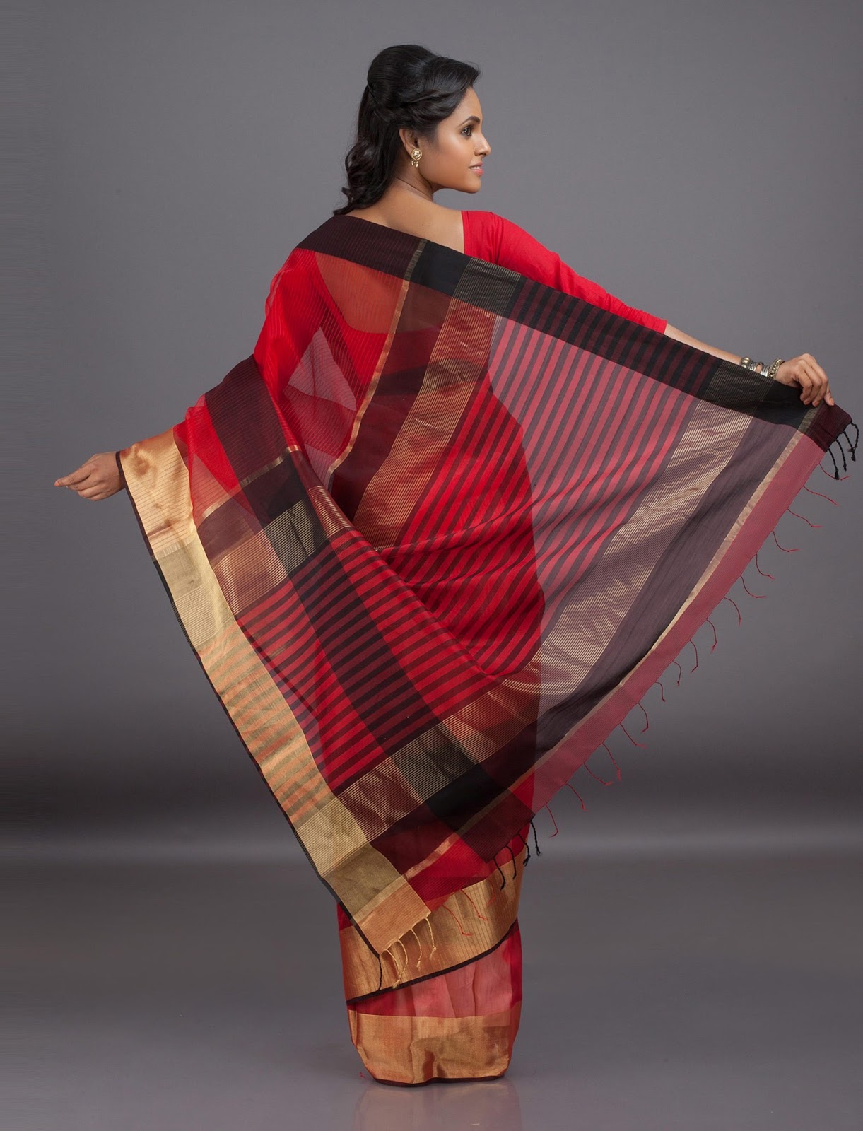 red color ki saree
