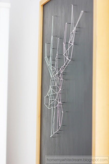obraz string art, obraz geometryczny jeleń, biała witryna Hemnes Ikea