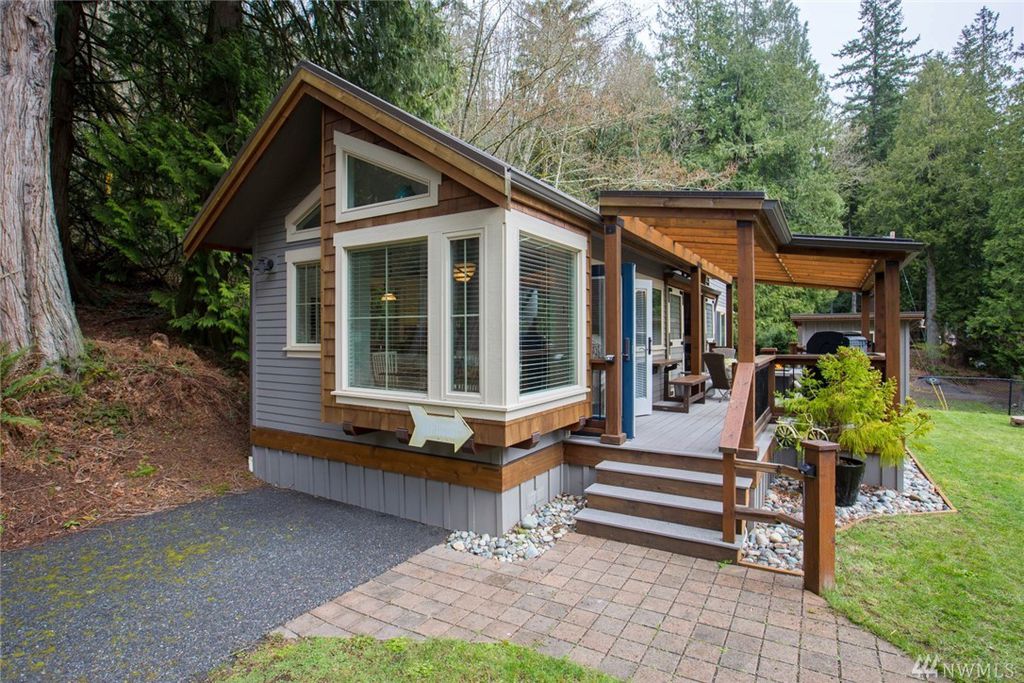 Luxe Lakeside Cottage (400 Sq Ft) [ TINY HOUSE TOWN ]