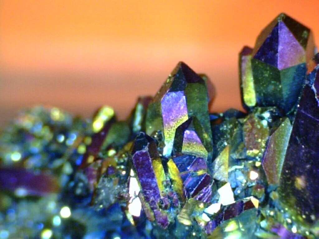 Титаниум кварц. Минерал Титаниум кварц. Кристалл Титаниум кварц. Картина с кристаллами.