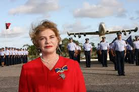 Marisa Letícia Marisa Letícia com varios militares ao fundo ao lado de um avião da FAB