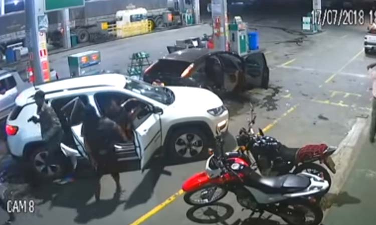 Câmeras flagram assalto a posto de combustíveis com uso de fuzil na Bahia; assista