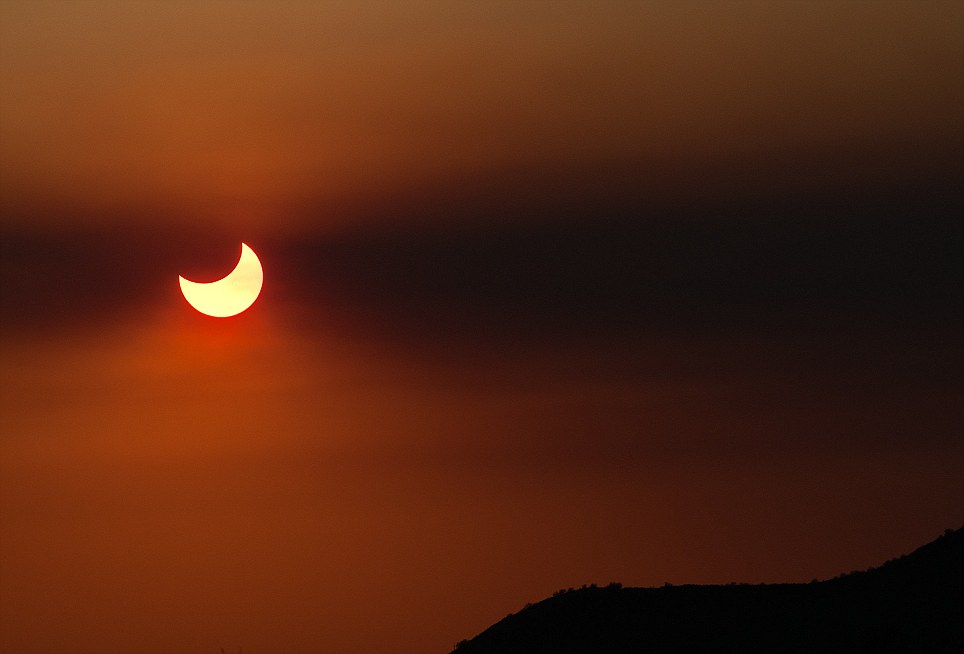 Солнечное затмение с земли. Кольцеобразное солнечное затмение. Солнечное затмение 2012. Затмение солнца фото. Солнечное затмение 20 апреля 2023.