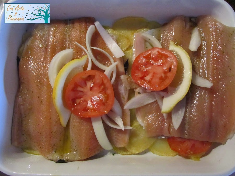 trucha,horno,tomate,cebolla,ajo,receta,mediterranea,economica,limon,patatas,baratas