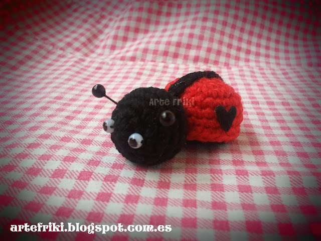 mini mariquita amigurumi ladybug crochet ganchillo broche llavero