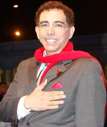 Ernesto Pimentel Foto de Ernesto Pimentel con chalina roja
