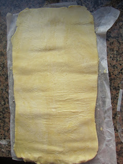 Étalez la pâte en un long rectangle