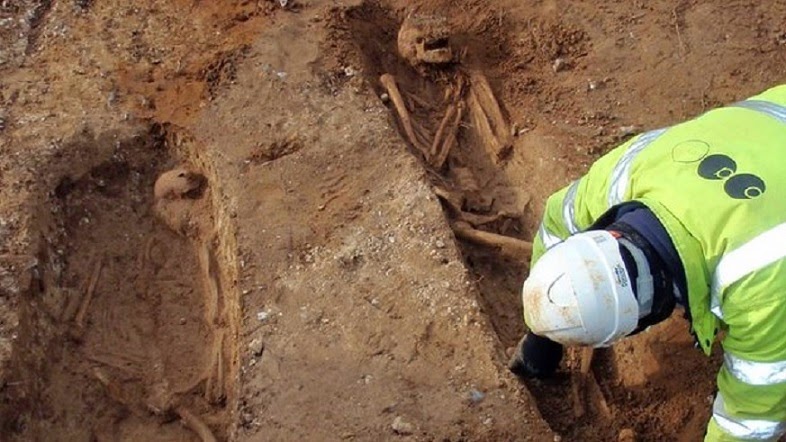 Skeletons found in Suffolk water pipe dig Skeletons found in Suffolk water pipe dig