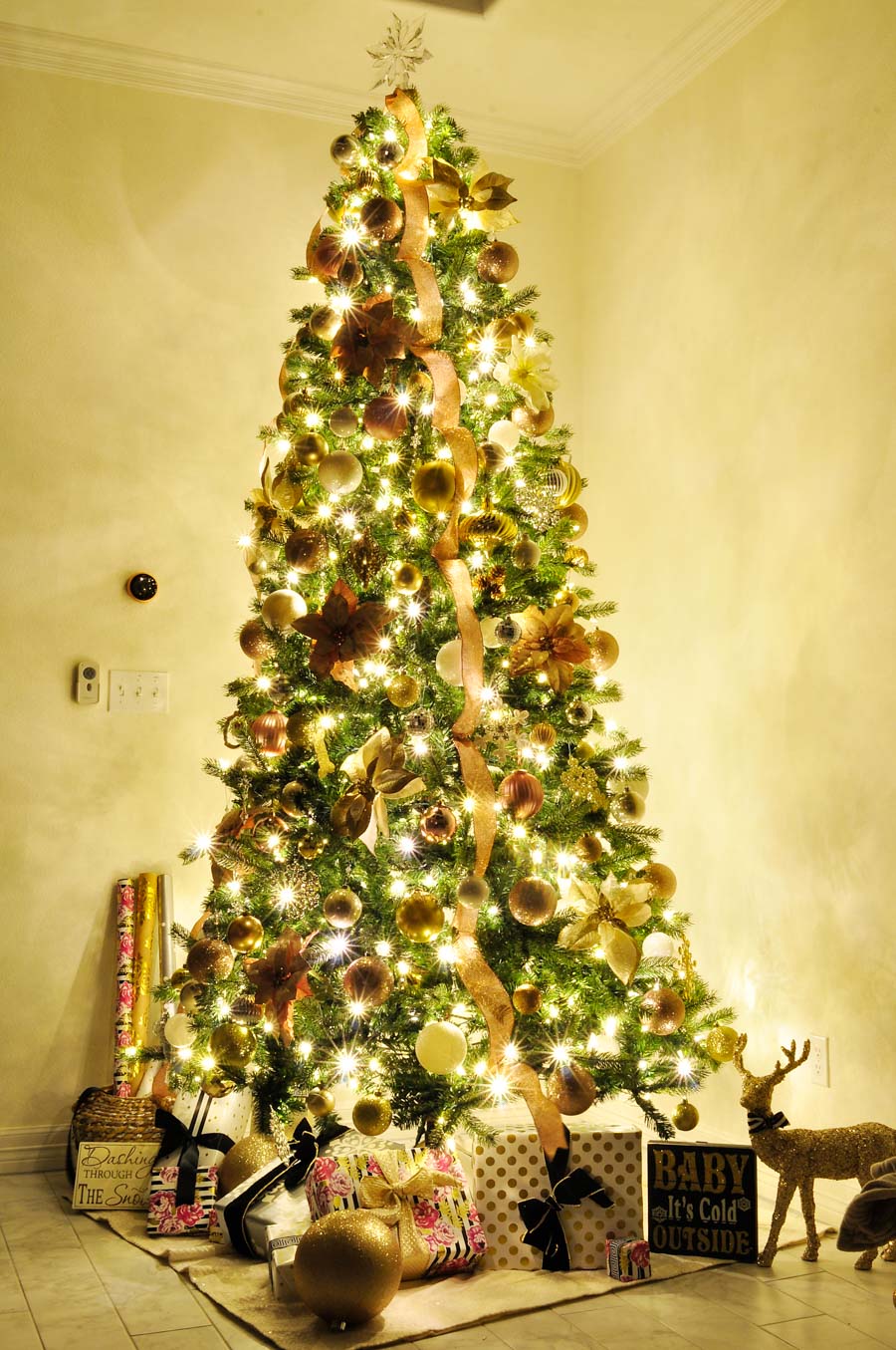 A beautiful and stunning blush, silver, white and gold Christmas tree. So much glam and sparkle! A beautiful and stunning blush, silver, white and gold Christmas tree. So much glam and sparkle!