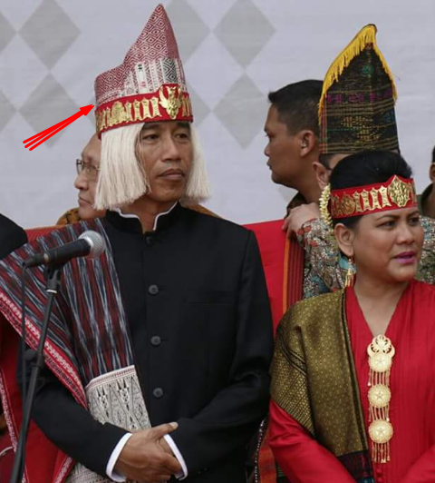 Topi Batak yang dipakai Jokowi