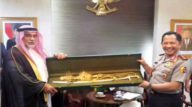 Kerajaan Arab Saudi Berikan Hadiah Pedang Emas Kapolri Tito
