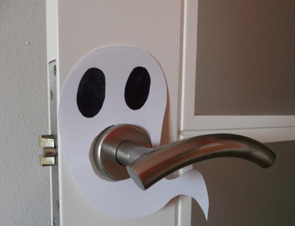 Fantasmas de papel para decorar las puertas