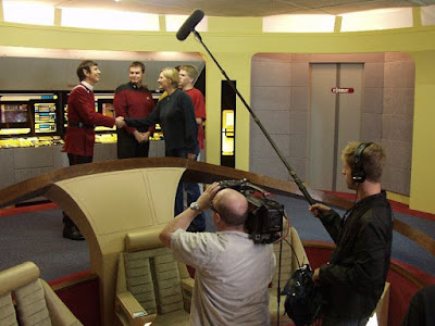 Denise Crosby visita el puente de la Enterprise-D construido para “Star Trek - Das Vermächtnis” durante el rodaje del documental "Trekkies 2".