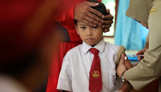 Inilah Ekspresi-ekspresi Lucu Kalian ketika Disuntik Campak saat masih SD Inilah Ekspresi-ekspresi Lucu Kalian ketika Disuntik Campak saat masih SD