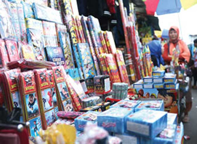 Pedagang Kembang Api Panen Jelang Natal Ambon, Malukupost.com - Para pedagang berbagai kembang api di kota Ambon, ibu kota provinsi Maluku, panen rejeki menjelang perayaan Natal 25 Desember 2016. Berdasarkan pantauan, Sabtu (24/12)malam, puluhan pedagang kembang api yang umumnya beragama Islam yang menggelar dagangannya di sepanjang ruas jalan Dr. Tamaela atau di depan kampus PGSD Universitas Pattimura (Unpatti) Ambon, mulai kebanjiran pembeli beberapa jam menjelang perayaan malam Natal yang akan mulai pukul 00.01 WIT.