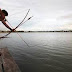 在水桶裡射魚