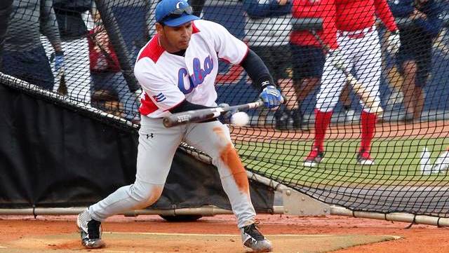 Luis Yander La O, quien tiene 25 años de edad, jugó en Cuba casi todo el tiempo la tercera base, aunque también puede desempeñarse en la segunda almohadilla. Luis Yander La O, quien tiene 25 años de edad, jugó en Cuba casi todo el tiempo la tercera base, aunque también puede desempeñarse en la segunda almohadilla.
