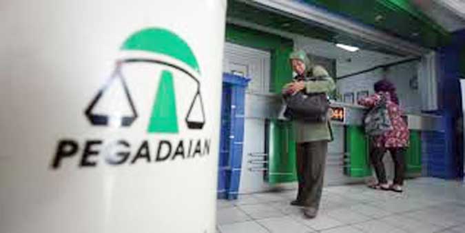 Tidak Ada Lagi Sistim Pelelangan Di Pegadaian Ambon, Malukupost.com - Perum Pegadaian Cabang Ambon meniadakan program pelelangan terhadap barang-barang yang sudah jatuh tempo. "Sudah tidak ada lagi yang namanya lelang, sebab Kantor Pegadaian yang akan menjual sendiri barang-barang yang sudah jatuh tempo tersebut," kata Pimpinan Perum Pegadaian Cabang Ambon Koncoro Prasojo di Ambon, Rabu (28/9). Dia menjelaskan, biasanya barang-barang perhiasan yang masih bagus langsung dilelang tetapi dijual langsung kepada masyarakat atau nasabah dan untuk tahun ini sudah dua kali dilaksanakan. "Pertama kali dilakukan tiga bulan yang lalu di halaman Kantor Pegadaian Cabang Ambon dan yang kedua dilaksanakan pekan yang lalu di lokasi Kantor Unit Pegadaian kawasan Pasar Mardika," katanya. Cukup mendapat perhatian warga Kota Ambon yang kebetulan lalu lalang di kawasan itu, lanjutnya. Dia mengatakan, barang-barang emas yang dijual itu berupa cincin, gelang, kalung maupun perhiasan lainnya yang jatuh tempo karena tidak diambil lagi oleh pemilik, langsung dijual, kemudian kalau ada barang yang rusak sedikit diperbaiki lagi sebelum dijual. "Lumayan juga, sebab ada nasabah yang kita tawarkan bisa membeli dengan sistim cicilan, seperti misalnya ada barang perhiasan yang dipatok harga Rp3 juta namun karena pembeli hanya memiliki Rp500.000 kita tetap layani dengan membuat perjanjian dimana sisa Rp2,5 juta kita berikan surat gadai," ujarnya. Sekarang terserah dari nasabah, lanjutnya, kalau tiap bulan mau membayar cicilan atau dua bulan satu kali terserah sampai batas jatuh tempo lagi. "Lumayan, apalagi harga emas di pertokoan Ambon sekarang ini mencapai harga Rp570.000 hingga Rp590.000/gram," katanya. Dia mengatakan, sudah tidak ada lagi sistem pelelangan di Kantor Pegadaian seperti tahun-tahun sebelumnya. (MP-6)