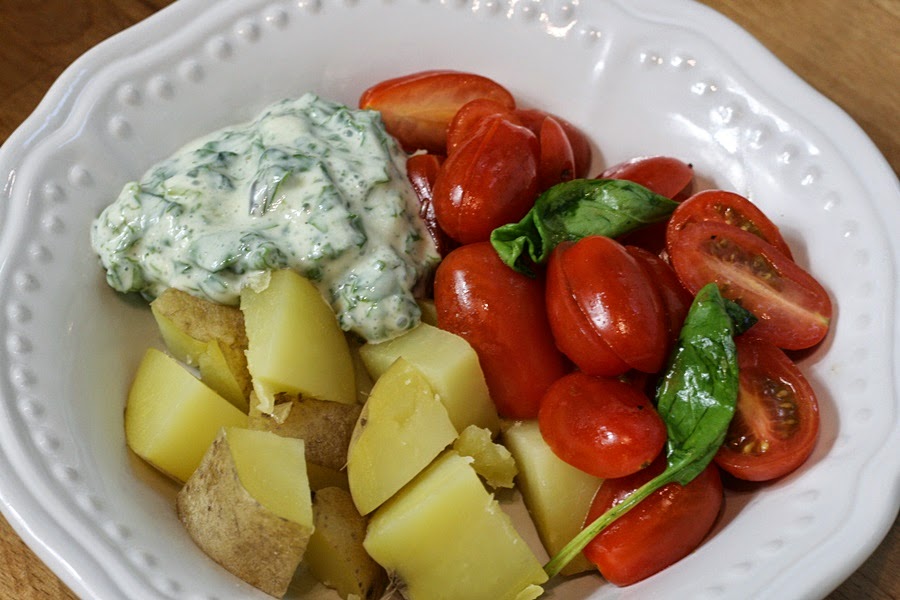 Sekundentakt: Kartoffeln mit Tomaten und Spinat-Joghurt-Dip