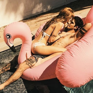 Bella Thorne com o namorado