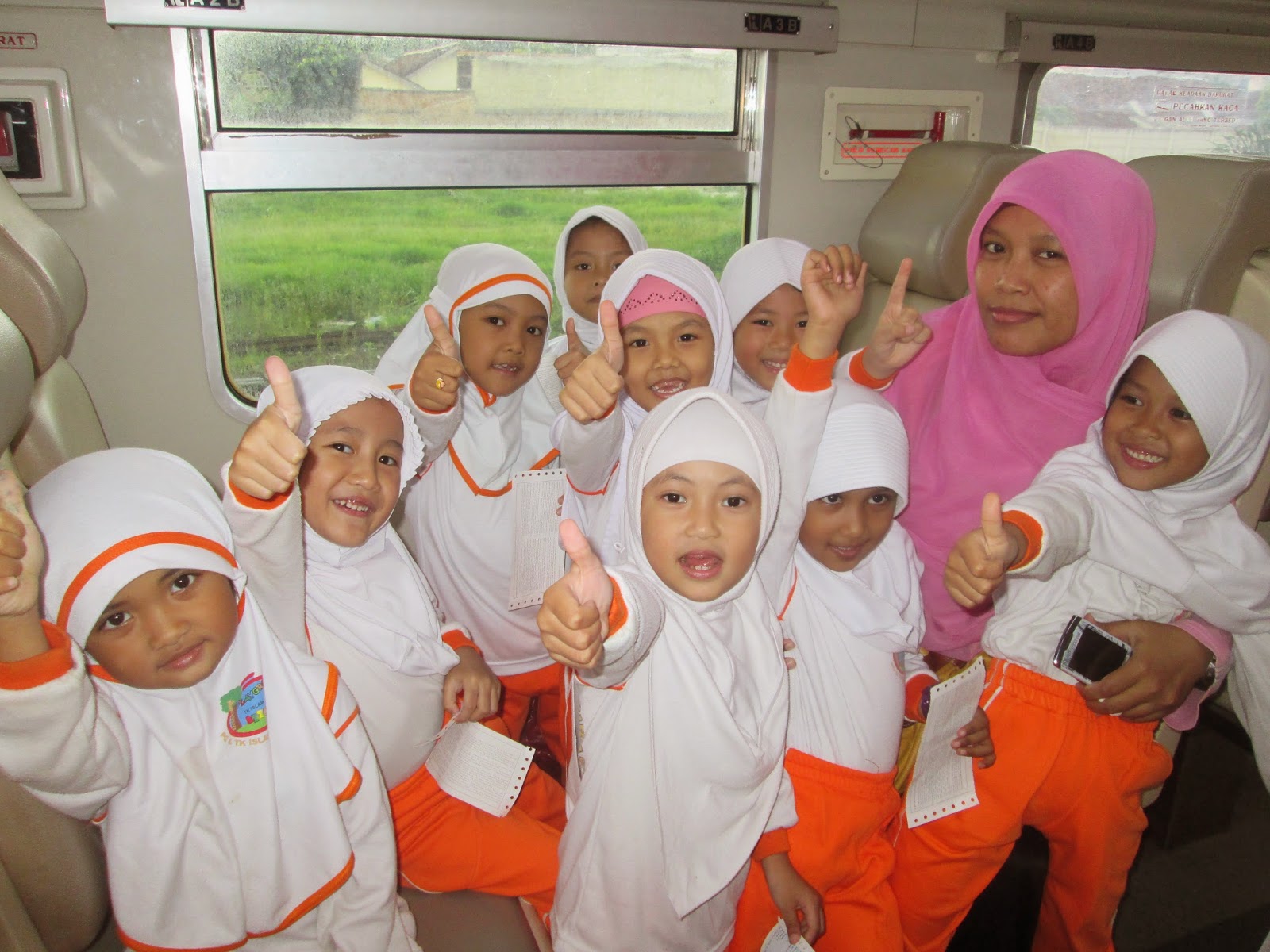Kunjungan PG&TK Islam Az Zahra Bandar Lampung ke Stasiun Kereta Api