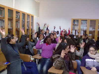 Alunos da Escola de Formação Social de Leiria aplaudem agitando as mãos no ar